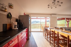 Interior - Guest Room "Chambre - Joubarbe" with Mountain View, Wi-Fi and Air Conditioning (Aroue-Ithorots-Olhaïby)