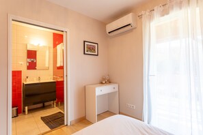 WiFi, bed sheets - Guest Room "Chambre - Joubarbe" with Mountain View, Wi-Fi and Air Conditioning (Aroue-Ithorots-Olhaïby)