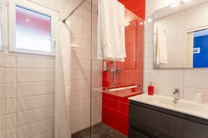 Dusche, Haartrockner, Handtücher