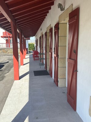 Exterior detail - Guest Room “Gentiane”: Mountain View, Wi-Fi, Air Conditioning (Aroue-Ithorots-Olhaïby)