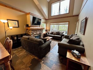 Smart TV, fireplace, DVD player, offices - Prime Base Location! 5BR, 4BA condo just a 2-min walk to the Express Quad. Ski back to your door. Features 2 hot tubs and a double garage for gear. Enjoy easy access to base restaurants and bars! (Kimberley)