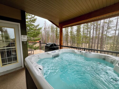 Prime Base Location! 5BR, 4BA condo just a 2-min walk to the Express Quad. Ski back to your door. Features 2 hot tubs and a double garage for gear. Enjoy easy access to base restaurants and bars!