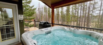 Prime Base Location! 5BR, 4BA condo just a 2-min walk to the Express Quad. Ski back to your door. Features 2 hot tubs and a double garage for gear. Enjoy easy access to base restaurants and bars!