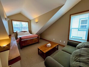 5 bedrooms, desk, iron/ironing board, free WiFi - Prime Base Location! 5BR, 4BA condo just a 2-min walk to the Express Quad. Ski back to your door. Features 2 hot tubs and a double garage for gear. Enjoy easy access to base restaurants and bars! (Kimberley)