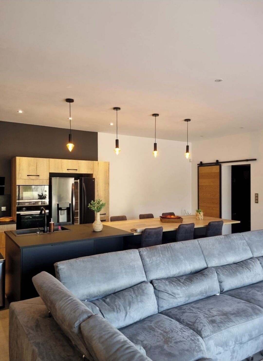 TV connectée, livres, chaîne hi-fi