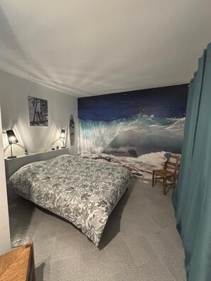 6 bedrooms, desk, free WiFi, bed sheets