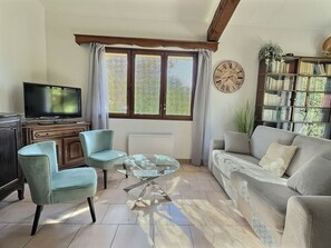 Een televisie en een open haard