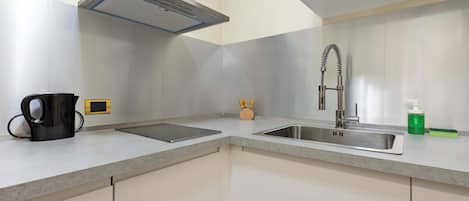 Kühlschrank, Mikrowelle, Herdplatte, Wasserkocher