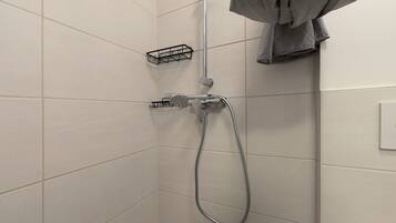 Regadera, amenidades de baño gratuitas, secadora de cabello, toallas