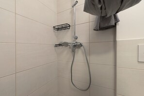 Shower, free toiletries, hair dryer, towels - Well-Equipped and Cozy 2-Bedroom Accommodation in Beckingen (Beckingen)