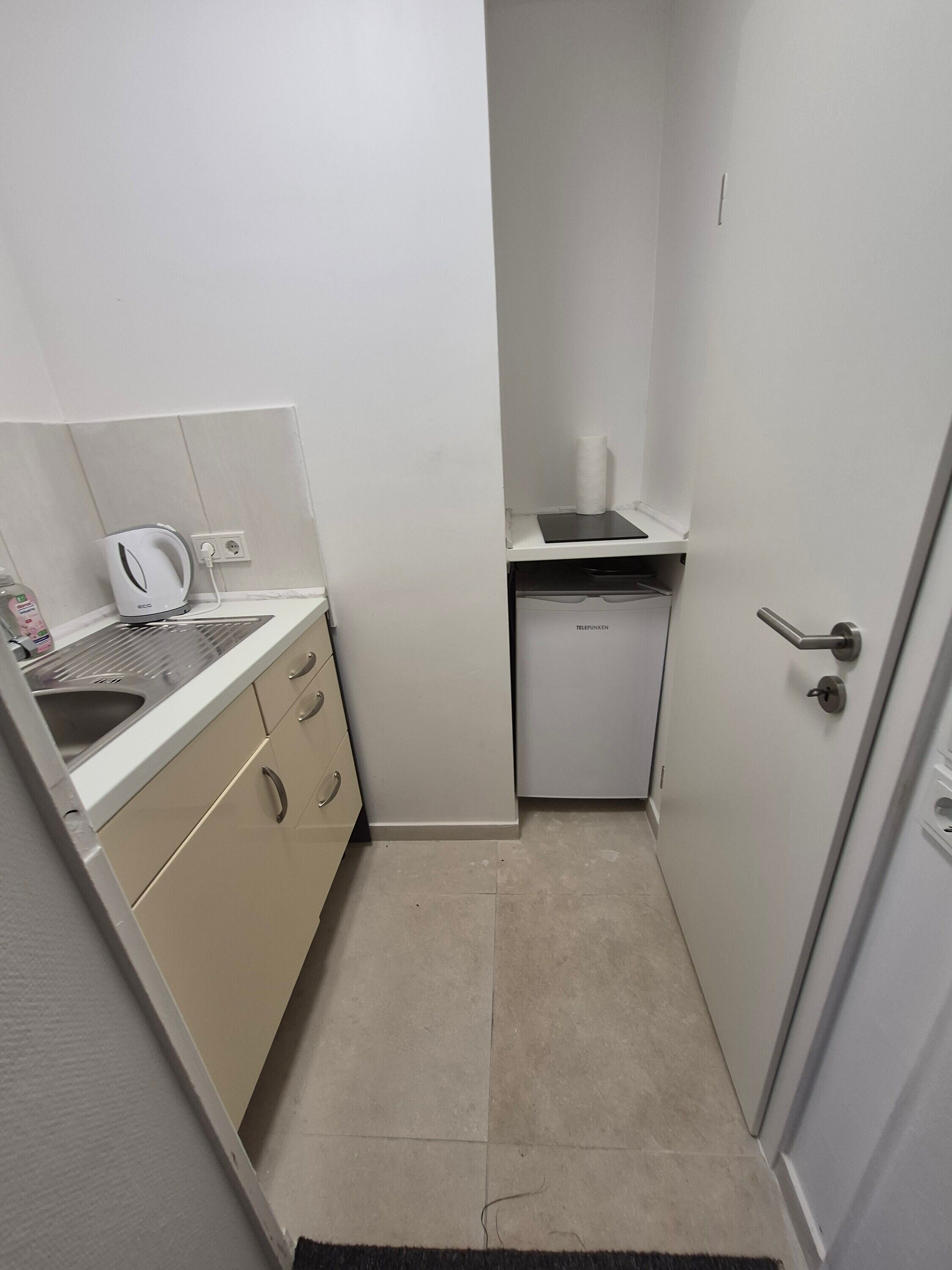 Refrigerador, microondas, placa de cocina, tetera/pava eléctrica