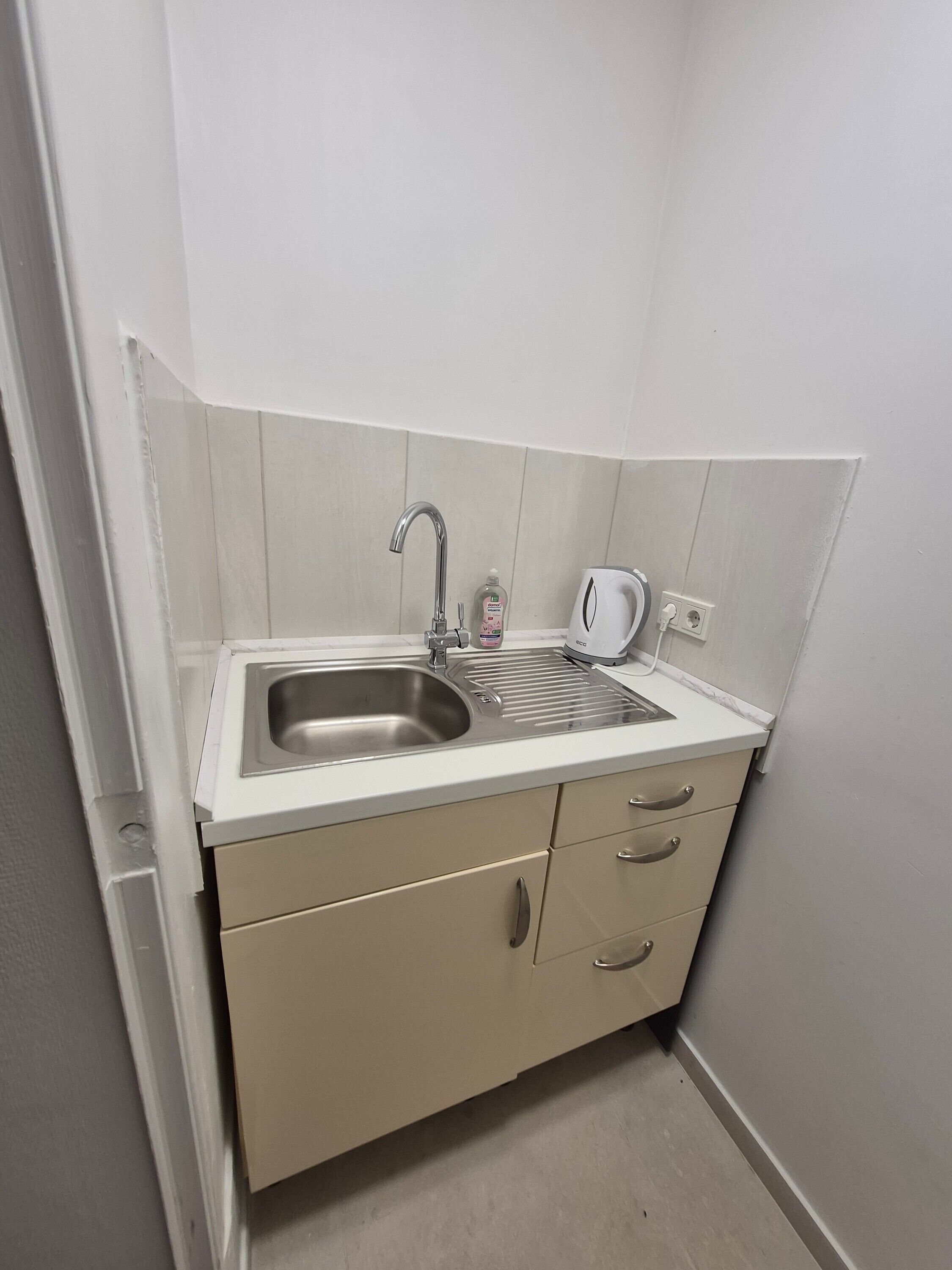 Kylskåp, mikrovågsugn, spishäll och vattenkokare