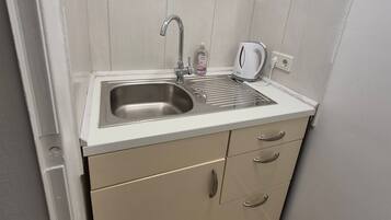 Réfrigérateur, micro-ondes, plaque de cuisson, bouilloire électrique