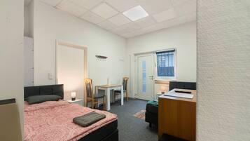 Een bureau, wifi, beddengoed