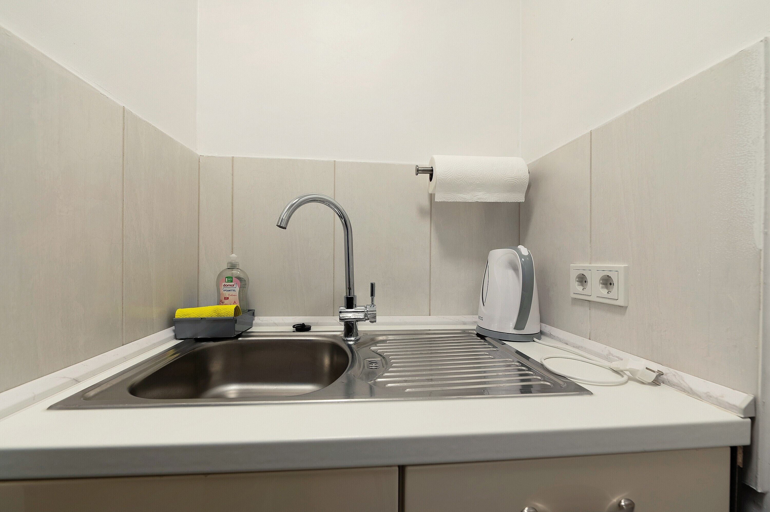 Kühlschrank, Mikrowelle, Herdplatte, Wasserkocher