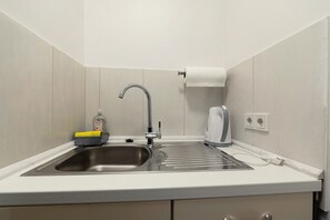 Geladeira, micro-ondas, cooktop, chaleira elétrica