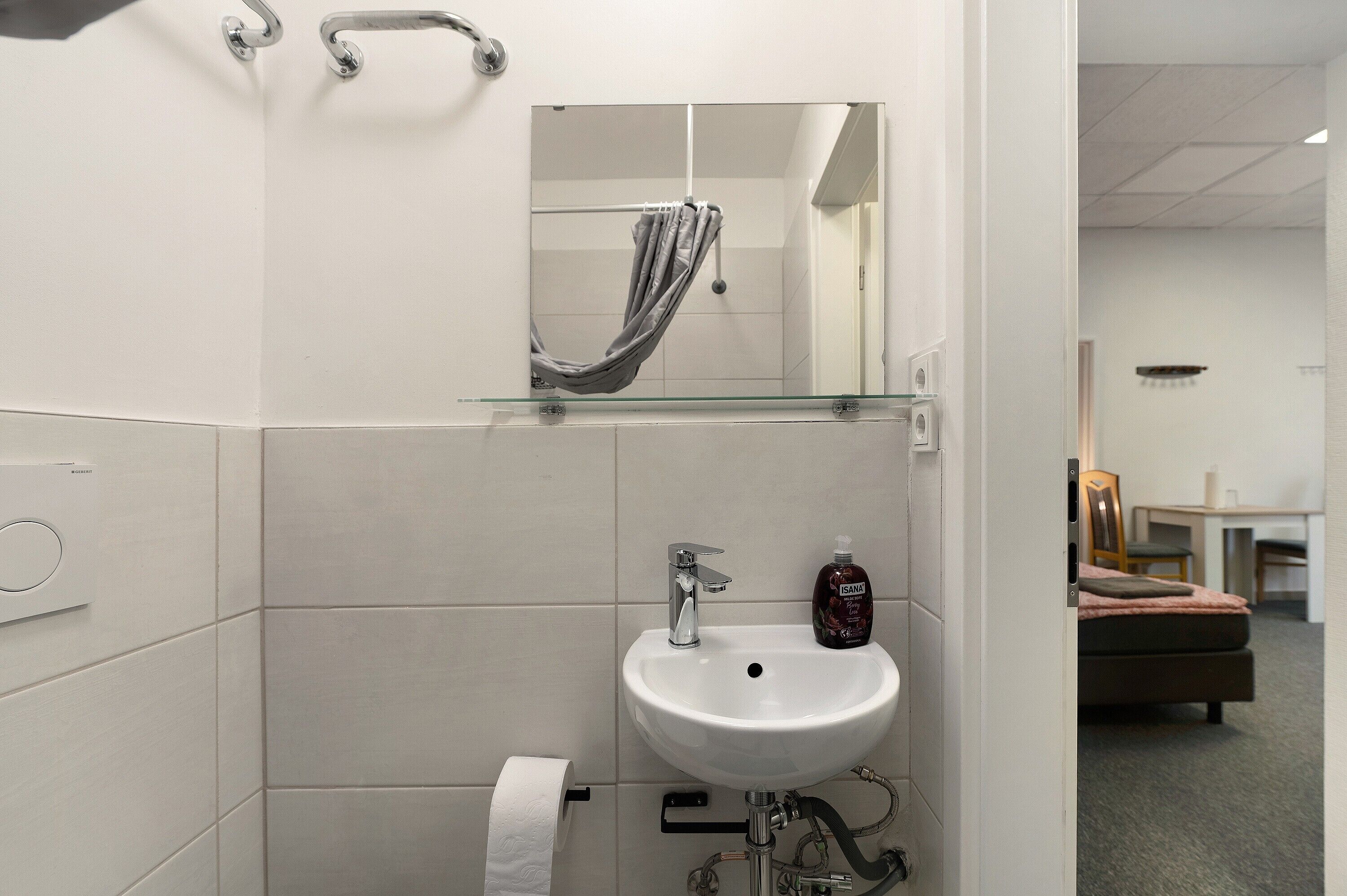 Dusch, gratis toalettartiklar, hårtork och handdukar