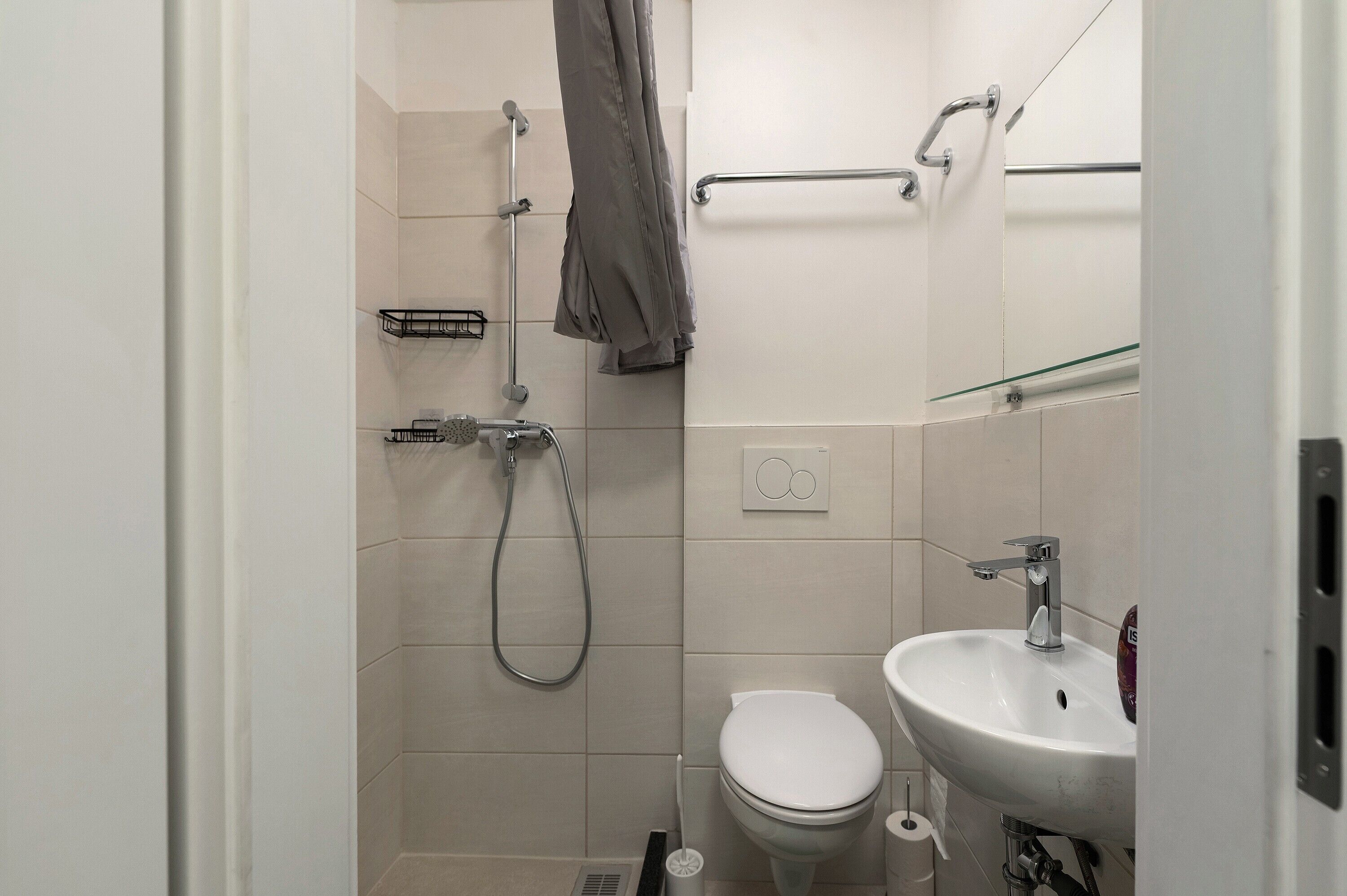 Shower, free toiletries, hair dryer, towels