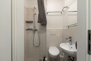 Chuveiro, produtos de toalete grátis, secador de cabelo 