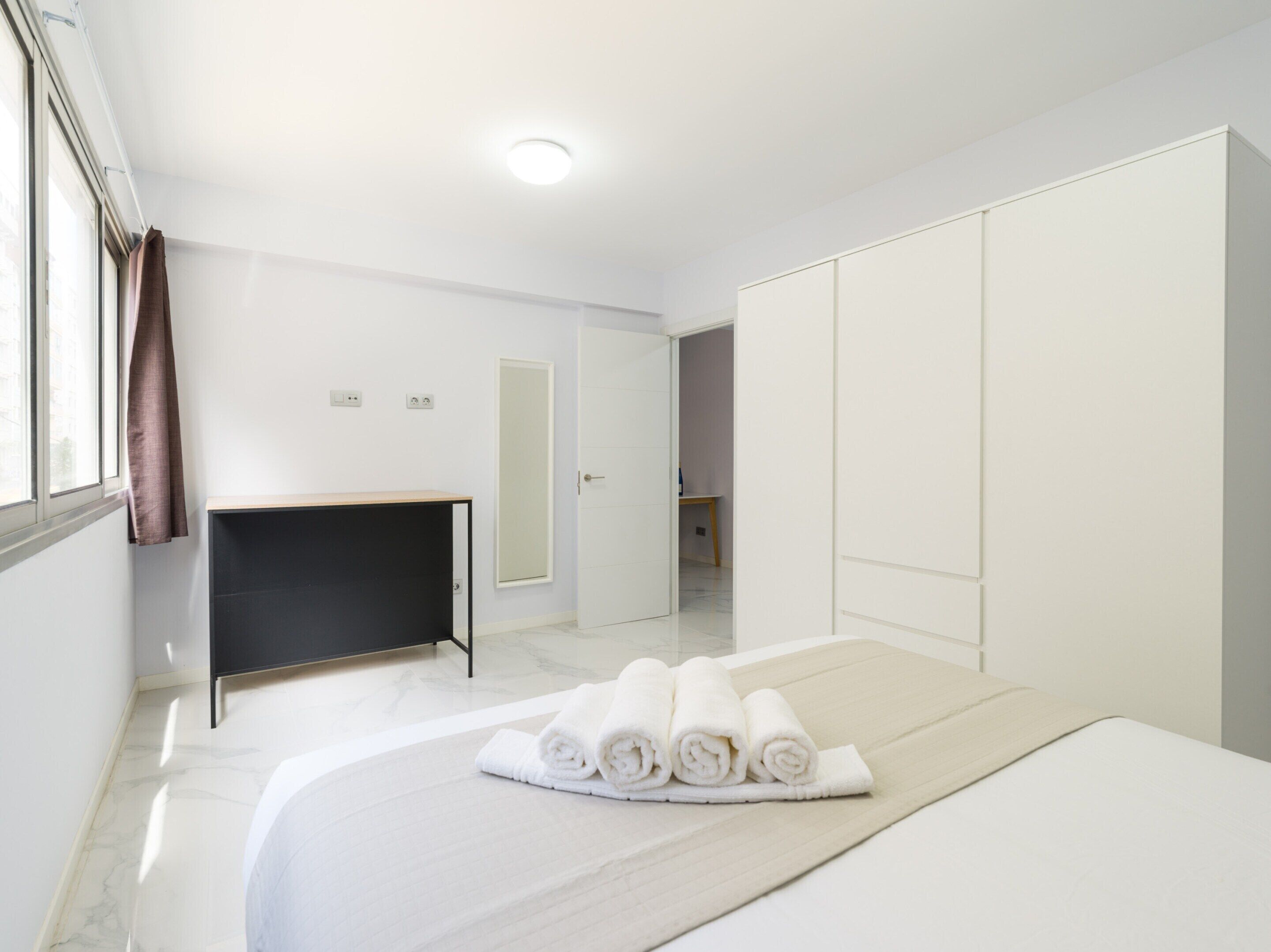 1 chambre, fer et planche à repasser