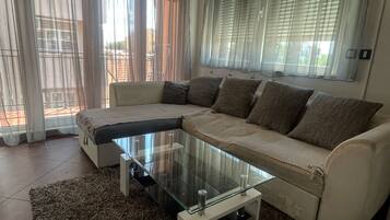 Appartement Deluxe, patio, vue jardin | Coin séjour