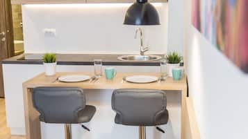 Deluxe appartement, uitzicht op tuin | Privékeuken | Een waterkoker