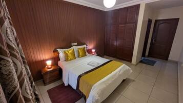 Căn hộ Deluxe, ban công | Trang trí khác biệt, trang bị nội thất với thiết kế riêng biệt, bàn