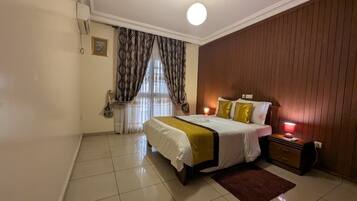 Departamento Deluxe, vista a la ciudad | Escritorio, espacio para trabajar con laptop y wifi gratis