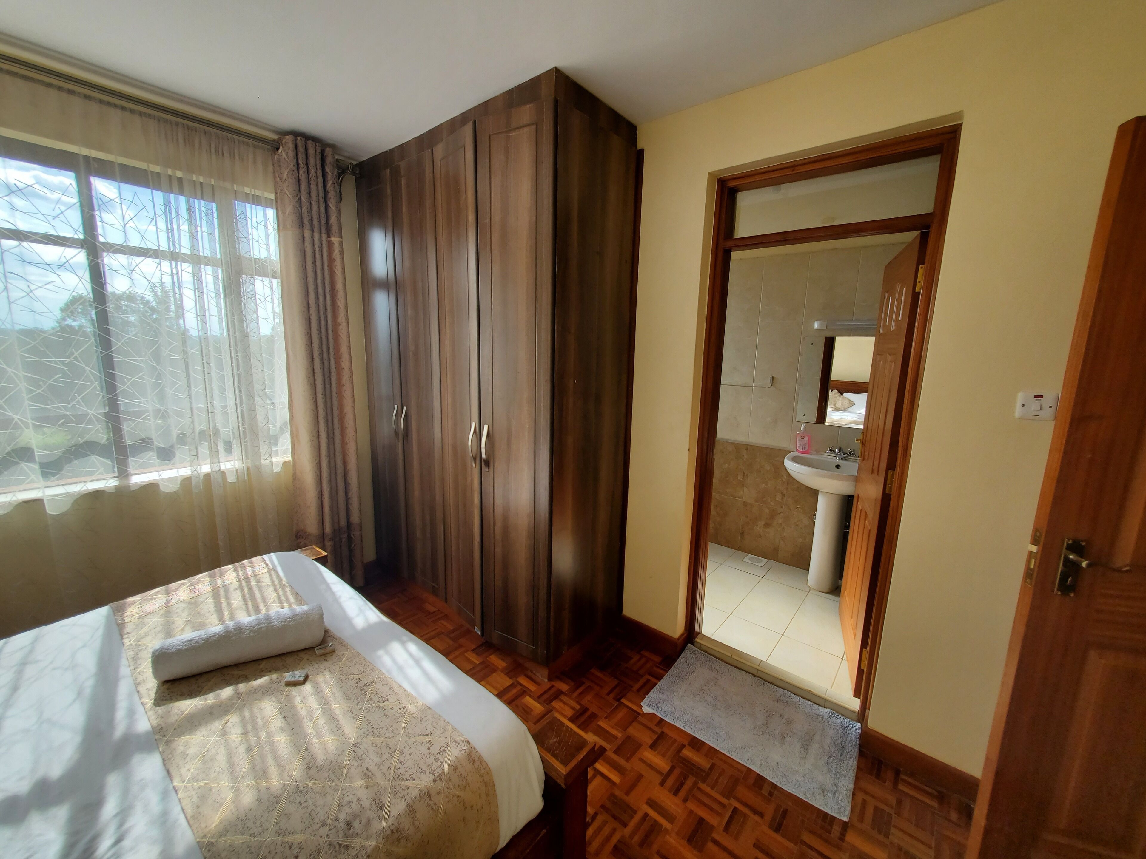 Silitysrauta/-lauta, Wi-Fi, vuodevaatteet