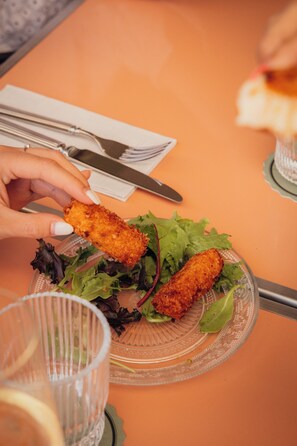 خزنة داخل الغرفة وستائر تعتيم وتجهيزات عازلة للصوت وواي فاي مجانًا