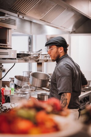 خزنة داخل الغرفة وستائر تعتيم وتجهيزات عازلة للصوت وواي فاي مجانًا