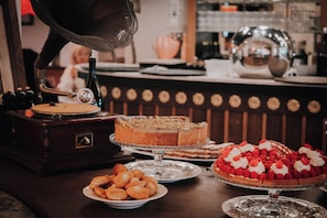 Daily continental breakfast for a fee - VILLA HENRIETTE (Cabourg)