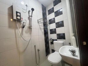 Habitación Deluxe con 2 camas individuales | Baño | Ducha, bidé, toallas y papel higiénico