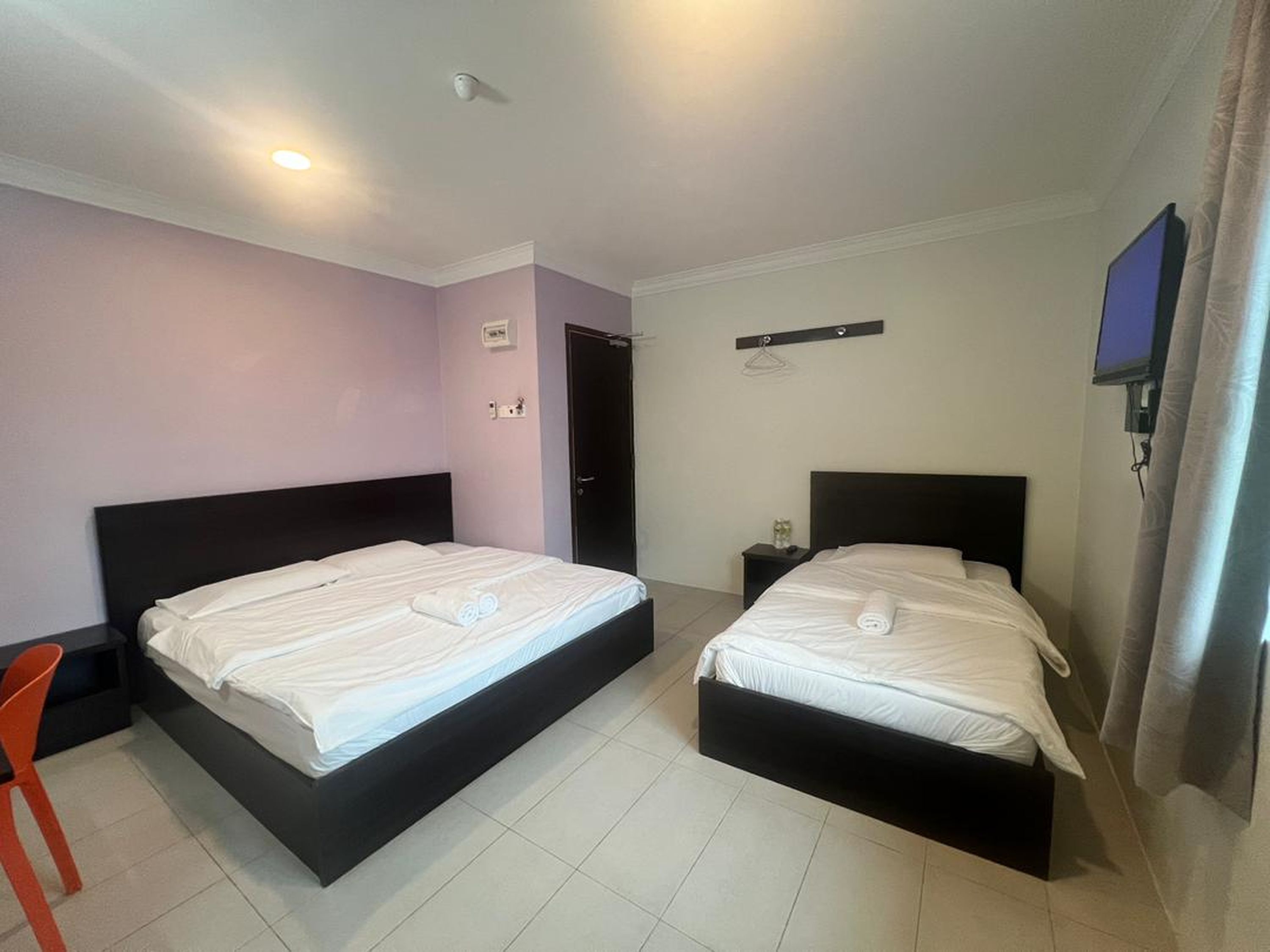 Kolmen hengen huone | Työpöytä, ilmainen Wi-Fi, vuodevaatteet