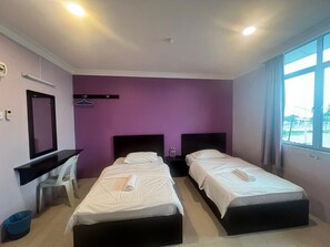 Escritorio, wifi gratis y ropa de cama 