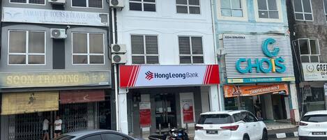 Et gadesyn med en HongLeong Islamic Bank, en Chois døgnligvarer og en Soon Trading butik.