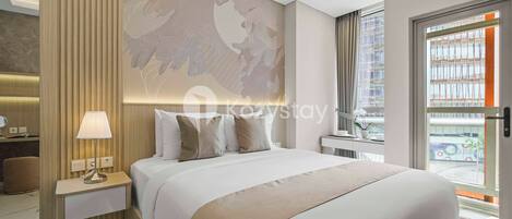 Apartamento, 1 quarto, vista para a cidade | Escrivaninha, espaço de trabalho para notebook