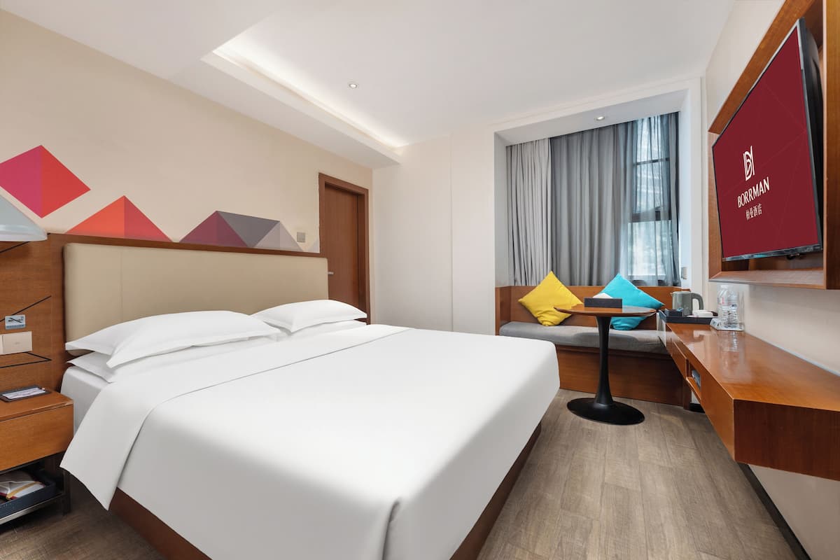 Habitación básica doble, vistas a la ciudad | Espacio para trabajar con un portátil y sistema de insonorización