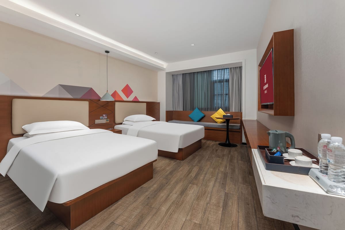 Habitación superior con 2 camas individuales, Servicio de limpieza, vistas a la ciudad | Espacio para trabajar con un portátil y sistema de insonorización