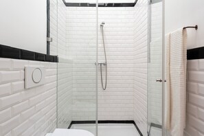 Douche, sèche-cheveux, bidet, serviettes fournies