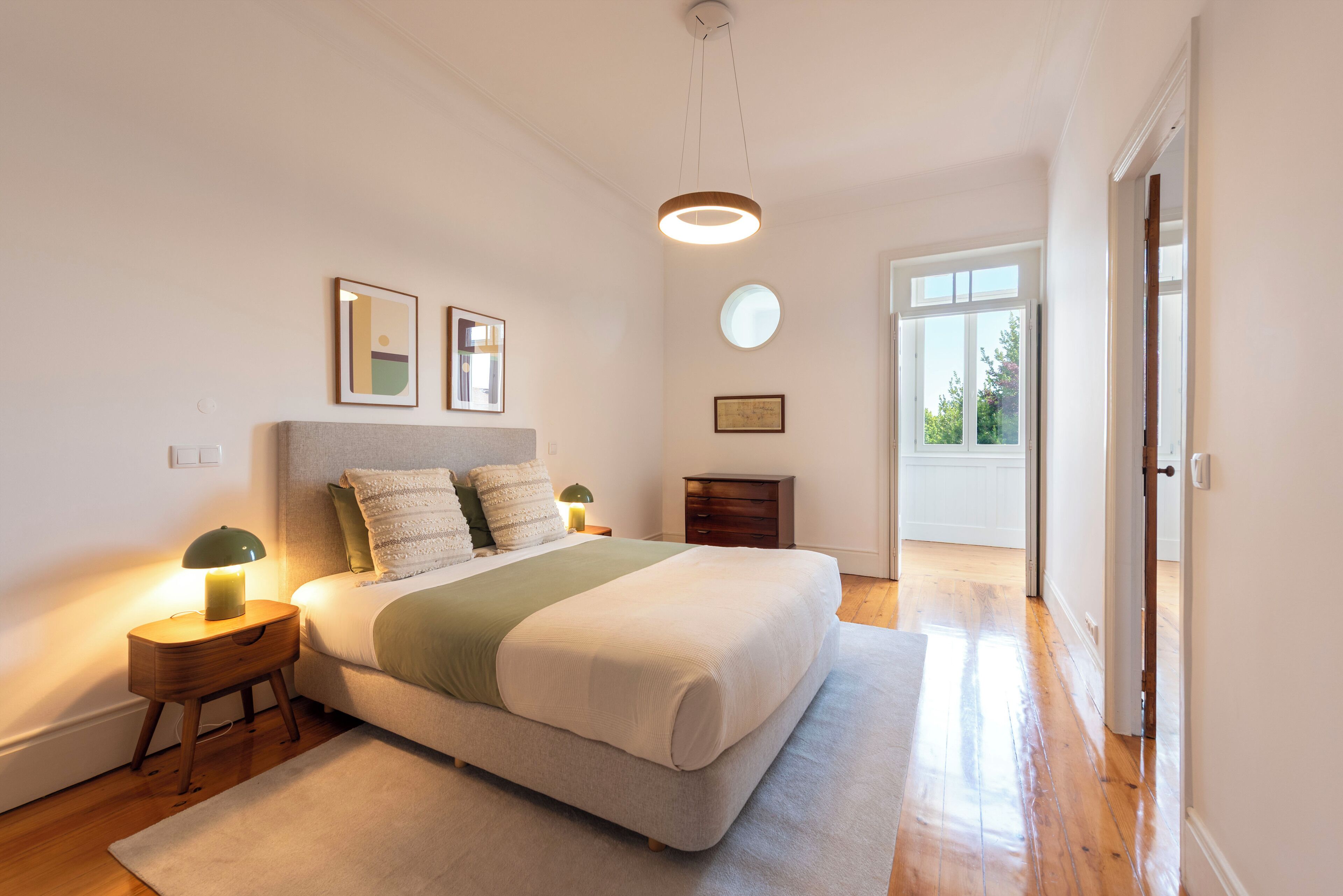 Skrivebord, reiseseng for barn, wi-fi (inkludert) og sengetøy