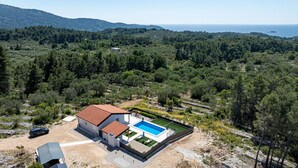 A house with a swimming pool, surrounded by a forested landscape and a view of the sea. - Villa Antea by Villas Guide (Vela Luka)