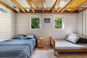 Iron/ironing board, WiFi, bed sheets - Holiday Home in Hourtin Plage with Private Terrace, Garden, and Wi-Fi (Hourtin Plage)