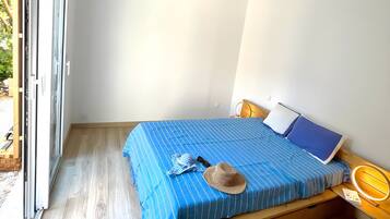 Iron/ironing board, WiFi, bed sheets