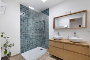 Een douche, een haardroger, handdoeken
