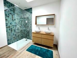 Dusche, Haartrockner, Handtücher