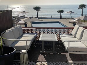 Terrace/patio - The Ocean- Beach front villa with amazing sunsets (Carvoeira)