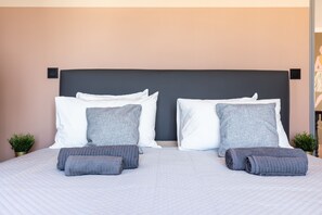 6 bedrooms, iron/ironing board, free WiFi, bed sheets - The Ocean- Beach front villa with amazing sunsets (Carvoeira)