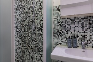 Douche, sèche-cheveux, bidet, serviettes fournies