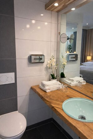 Shower, hair dryer, towels, soap - Luna Inn (Stuttgart)